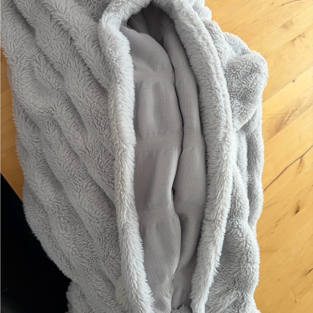 Lola Soft Gray Faux Fur Throw - Picture 4 of 6